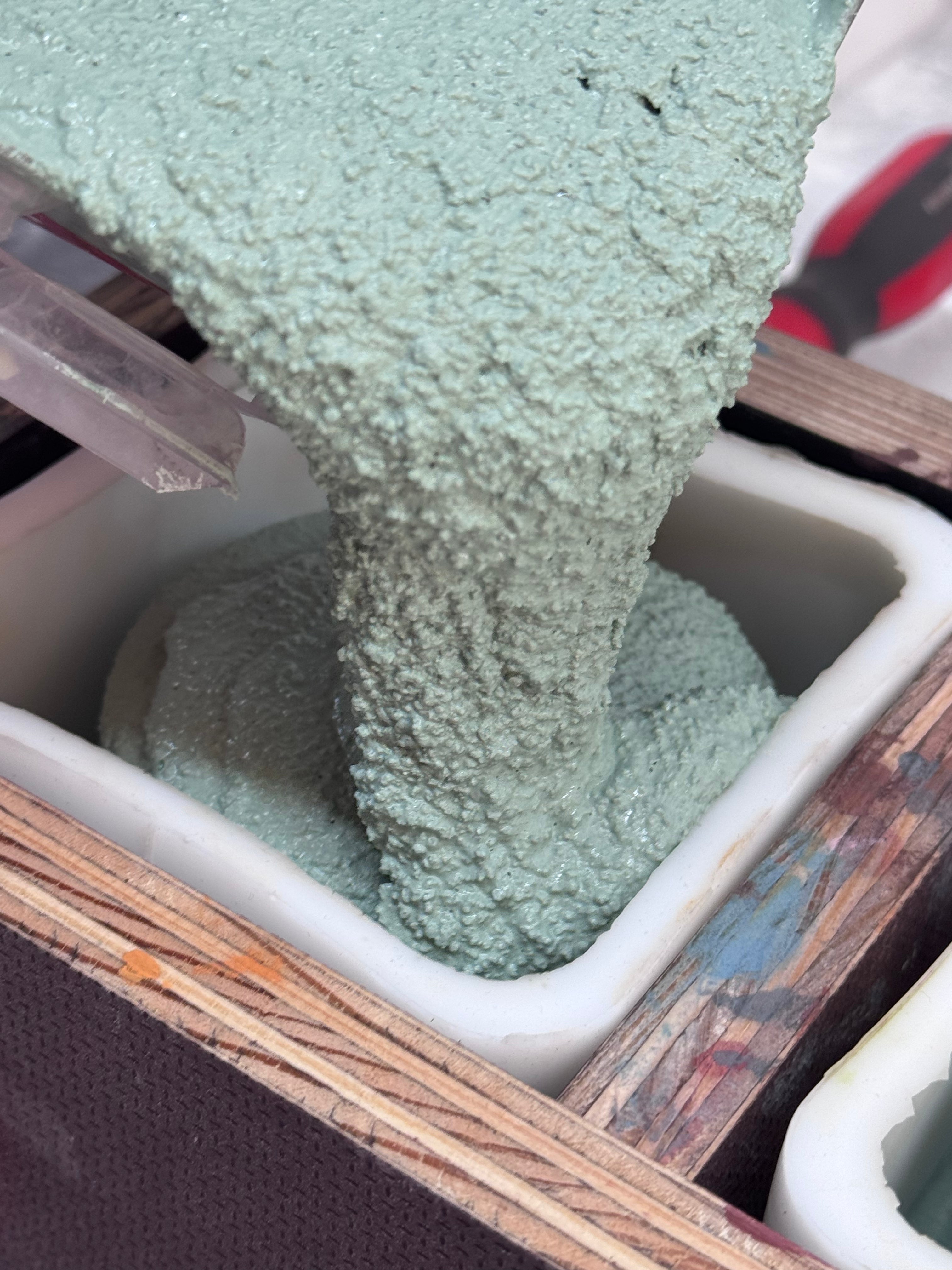 Inovation in Beton: Hochfester Gussbeton trifft auf intensive Farben