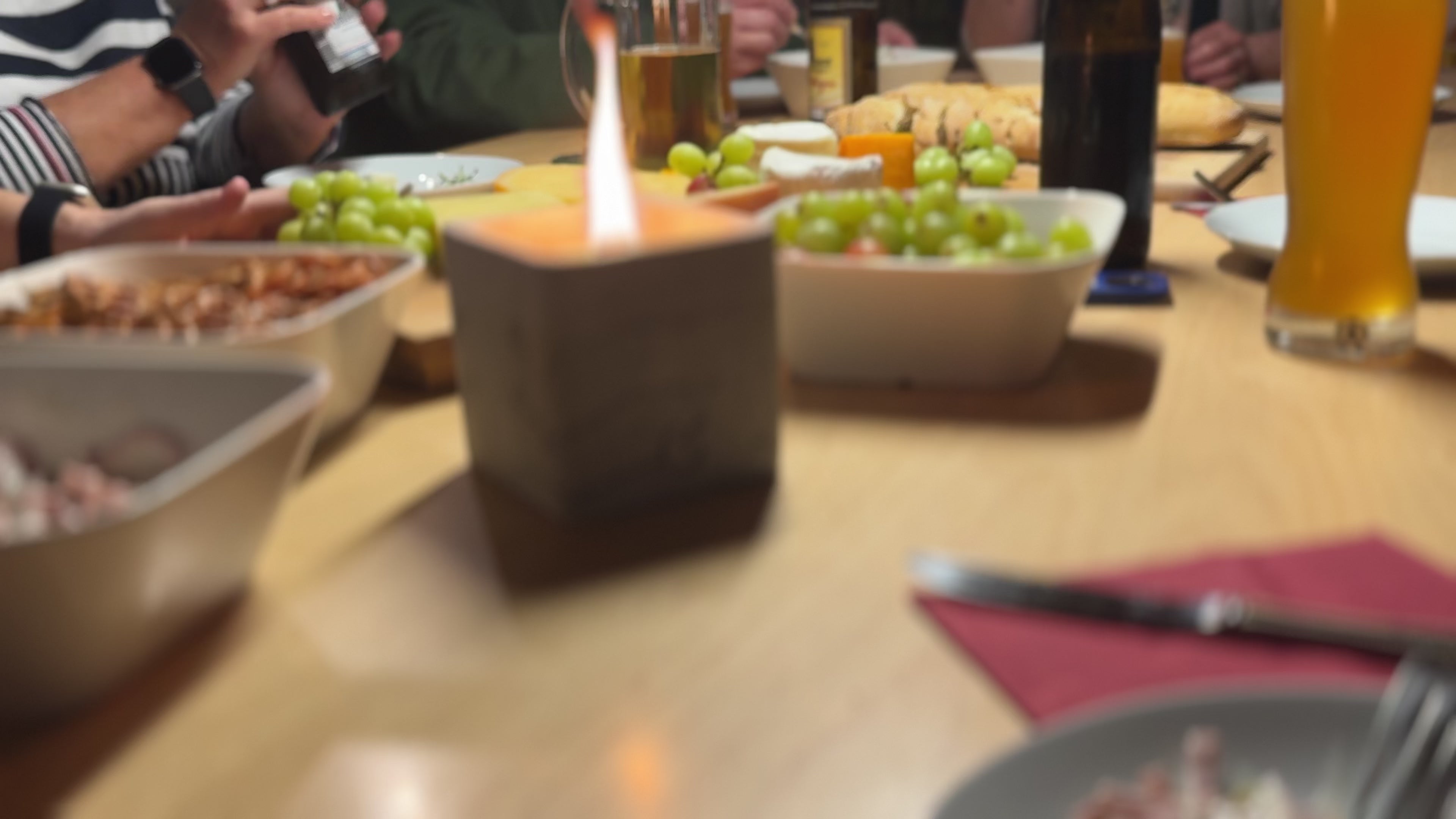 Video laden: Tischfeuer auf dem Tisch, Momente Genießen.